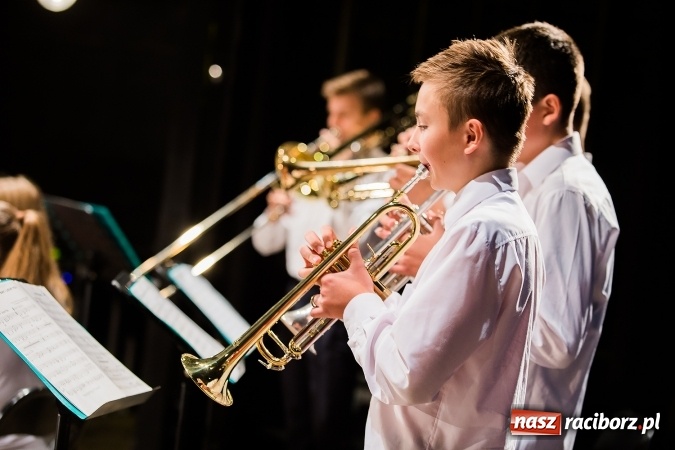 Zdjęcie w galerii na portalu naszraciborz.pl: Policyjna impreza profilaktyczna w Domu Kultury Strzecha. Można było wygrać rower wiadomości z regionu