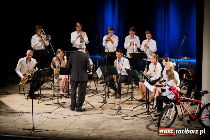 Zdjęcie w galerii na portalu naszraciborz.pl: Policyjna impreza profilaktyczna w Domu Kultury Strzecha. Można było wygrać rower wiadomości z regionu