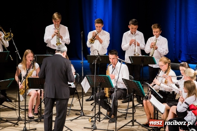 Zdjęcie w galerii na portalu naszraciborz.pl: Policyjna impreza profilaktyczna w Domu Kultury Strzecha. Można było wygrać rower wiadomości z regionu