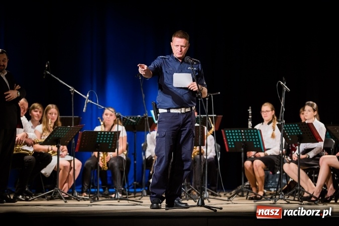 Zdjęcie w galerii na portalu naszraciborz.pl: Policyjna impreza profilaktyczna w Domu Kultury Strzecha. Można było wygrać rower wiadomości z regionu