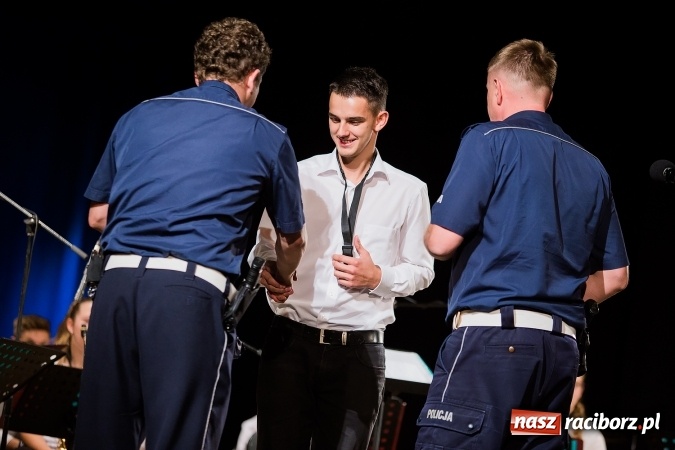 Zdjęcie w galerii na portalu naszraciborz.pl: Policyjna impreza profilaktyczna w Domu Kultury Strzecha. Można było wygrać rower wiadomości z regionu