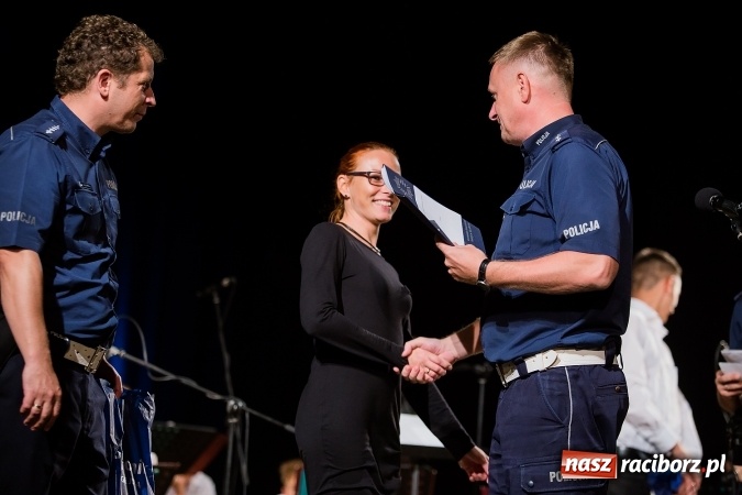 Zdjęcie w galerii na portalu naszraciborz.pl: Policyjna impreza profilaktyczna w Domu Kultury Strzecha. Można było wygrać rower wiadomości z regionu