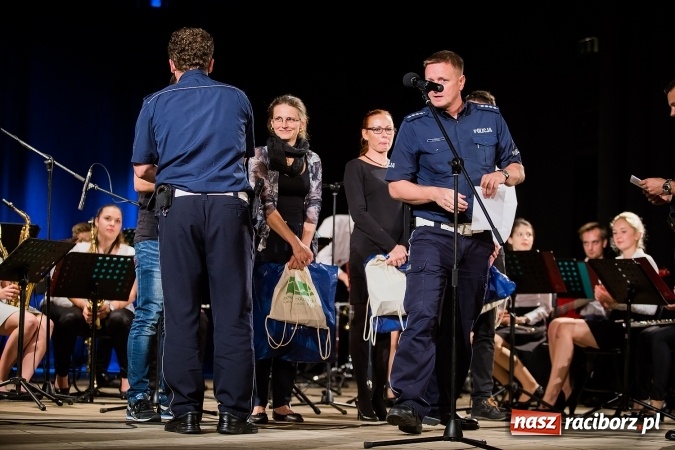 Zdjęcie w galerii na portalu naszraciborz.pl: Policyjna impreza profilaktyczna w Domu Kultury Strzecha. Można było wygrać rower wiadomości z regionu