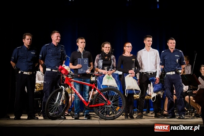 Zdjęcie w galerii na portalu naszraciborz.pl: Policyjna impreza profilaktyczna w Domu Kultury Strzecha. Można było wygrać rower wiadomości z regionu