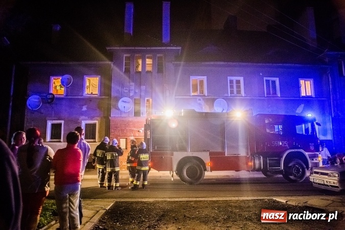 Zdjęcie w galerii na portalu naszraciborz.pl: Weekend strażaków - pożar w mieszkaniu, tlące się przewody elektryczne, samochód, który uderzył w przystanek, zagrożenie pożarowe w lesie wiadomości z regionu
