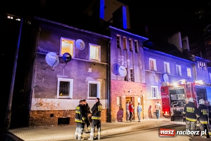 Zdjęcie w galerii na portalu naszraciborz.pl: Weekend strażaków - pożar w mieszkaniu, tlące się przewody elektryczne, samochód, który uderzył w przystanek, zagrożenie pożarowe w lesie wiadomości z regionu