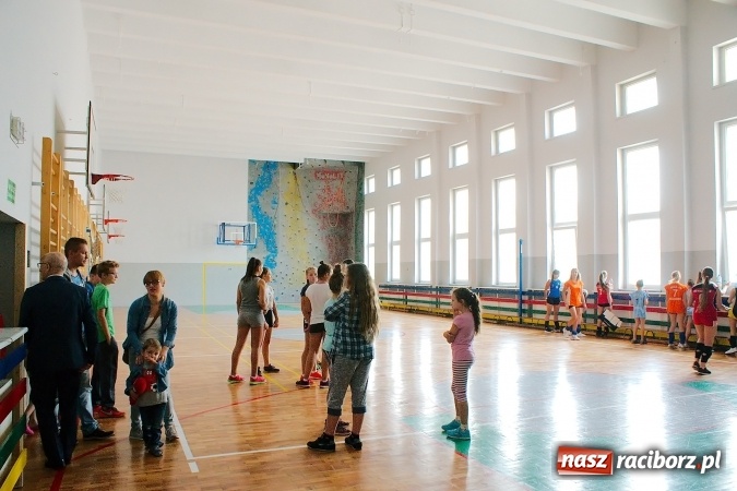 Zdjęcie w galerii na portalu naszraciborz.pl: Narodowy Dzień Sportu. W raciborskim MOS-ie oddano wyremontowaną salę wiadomości z regionu