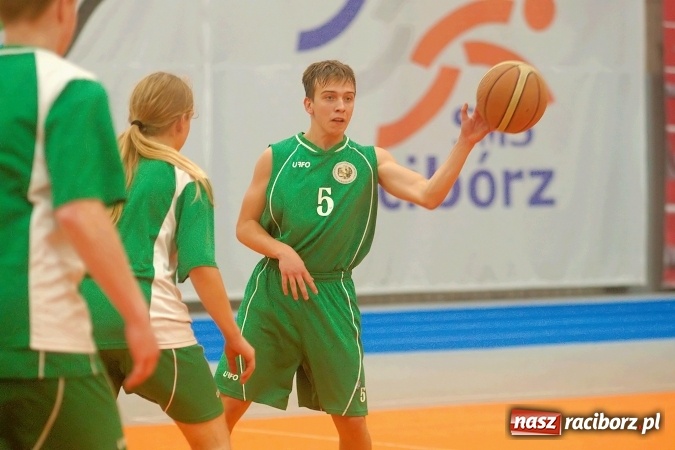 Zdjęcie w galerii na portalu naszraciborz.pl: Streetball, zapasy i badminton, czyli Piknik z Olimpijczykami w hali ZSOMS wiadomości z regionu