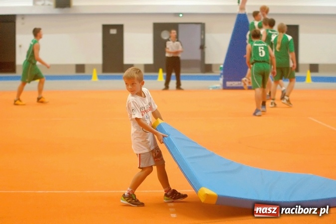 Zdjęcie w galerii na portalu naszraciborz.pl: Streetball, zapasy i badminton, czyli Piknik z Olimpijczykami w hali ZSOMS wiadomości z regionu