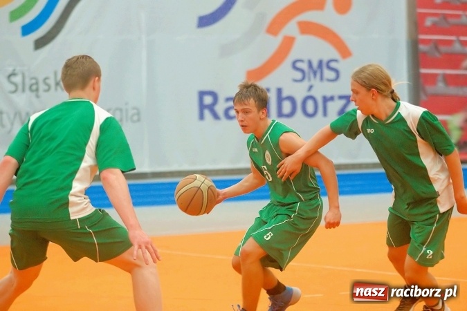 Zdjęcie w galerii na portalu naszraciborz.pl: Streetball, zapasy i badminton, czyli Piknik z Olimpijczykami w hali ZSOMS wiadomości z regionu