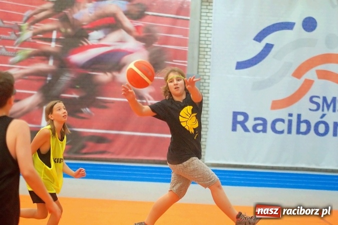 Zdjęcie w galerii na portalu naszraciborz.pl: Streetball, zapasy i badminton, czyli Piknik z Olimpijczykami w hali ZSOMS wiadomości z regionu