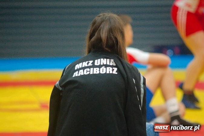 Zdjęcie w galerii na portalu naszraciborz.pl: Streetball, zapasy i badminton, czyli Piknik z Olimpijczykami w hali ZSOMS wiadomości z regionu