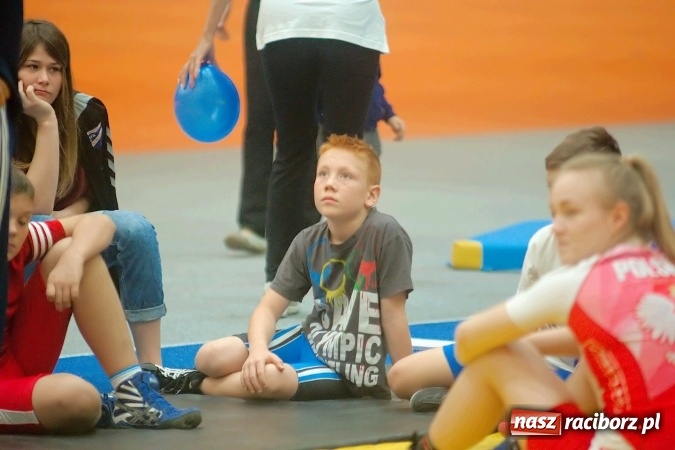 Zdjęcie w galerii na portalu naszraciborz.pl: Streetball, zapasy i badminton, czyli Piknik z Olimpijczykami w hali ZSOMS wiadomości z regionu