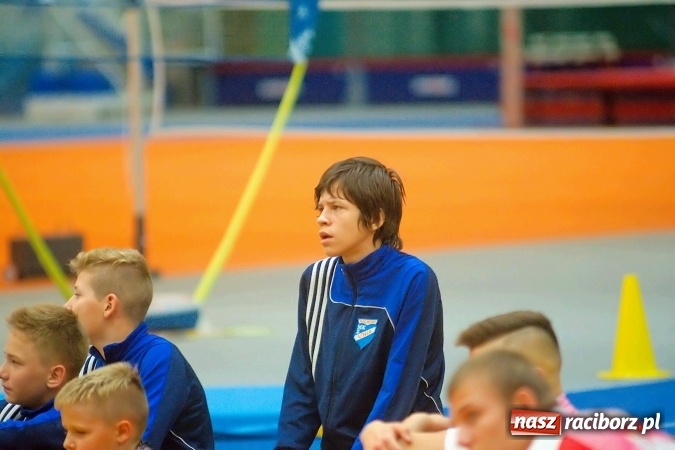 Zdjęcie w galerii na portalu naszraciborz.pl: Streetball, zapasy i badminton, czyli Piknik z Olimpijczykami w hali ZSOMS wiadomości z regionu