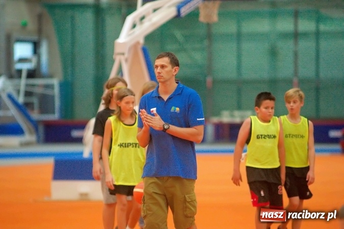 Zdjęcie w galerii na portalu naszraciborz.pl: Streetball, zapasy i badminton, czyli Piknik z Olimpijczykami w hali ZSOMS wiadomości z regionu