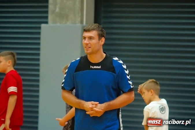 Zdjęcie w galerii na portalu naszraciborz.pl: Streetball, zapasy i badminton, czyli Piknik z Olimpijczykami w hali ZSOMS wiadomości z regionu