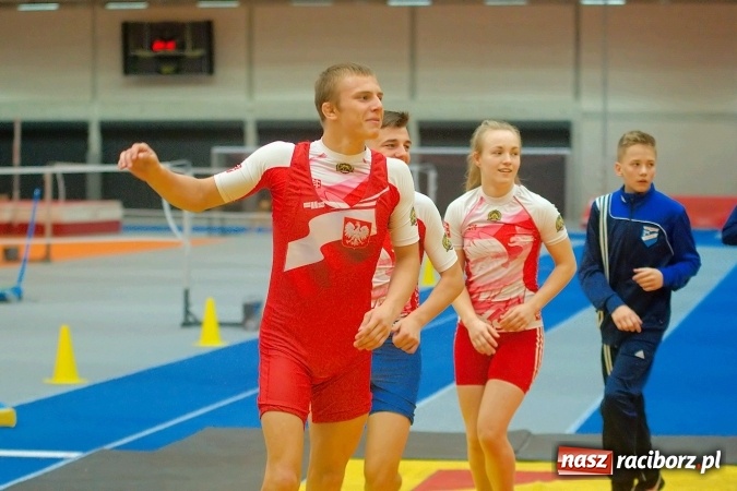 Zdjęcie w galerii na portalu naszraciborz.pl: Streetball, zapasy i badminton, czyli Piknik z Olimpijczykami w hali ZSOMS wiadomości z regionu