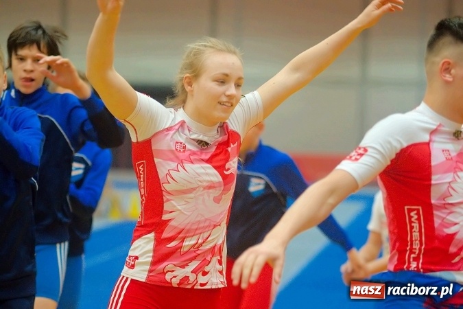 Zdjęcie w galerii na portalu naszraciborz.pl: Streetball, zapasy i badminton, czyli Piknik z Olimpijczykami w hali ZSOMS wiadomości z regionu