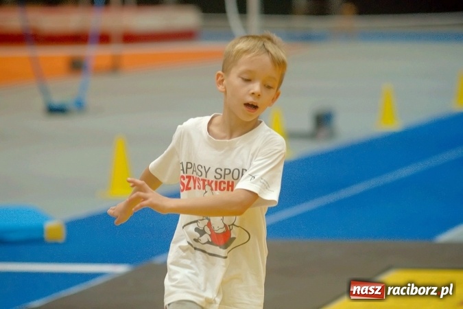 Zdjęcie w galerii na portalu naszraciborz.pl: Streetball, zapasy i badminton, czyli Piknik z Olimpijczykami w hali ZSOMS wiadomości z regionu