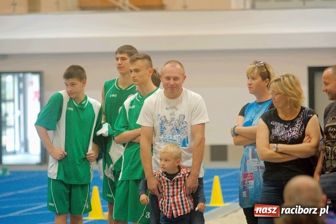 Zdjęcie w galerii na portalu naszraciborz.pl: Streetball, zapasy i badminton, czyli Piknik z Olimpijczykami w hali ZSOMS wiadomości z regionu