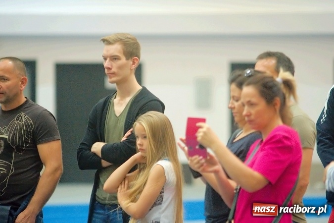 Zdjęcie w galerii na portalu naszraciborz.pl: Streetball, zapasy i badminton, czyli Piknik z Olimpijczykami w hali ZSOMS wiadomości z regionu