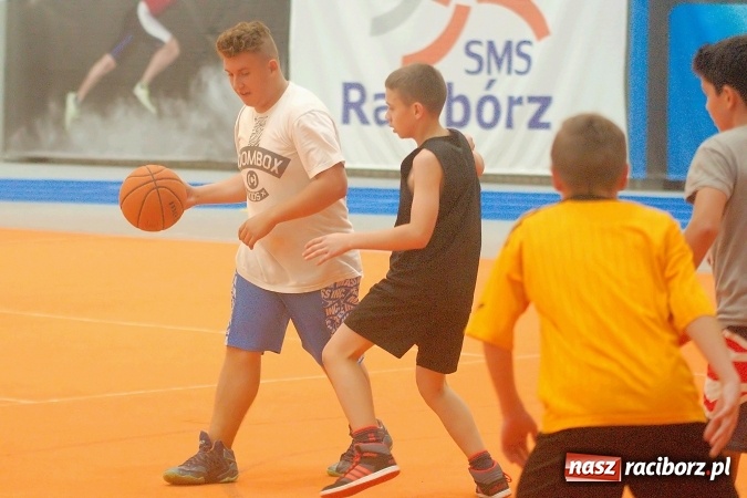 Zdjęcie w galerii na portalu naszraciborz.pl: Streetball, zapasy i badminton, czyli Piknik z Olimpijczykami w hali ZSOMS wiadomości z regionu