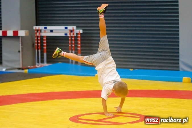 Zdjęcie w galerii na portalu naszraciborz.pl: Streetball, zapasy i badminton, czyli Piknik z Olimpijczykami w hali ZSOMS wiadomości z regionu