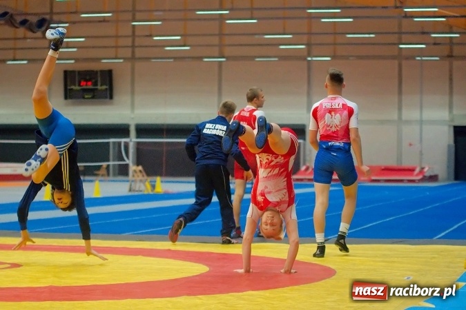 Zdjęcie w galerii na portalu naszraciborz.pl: Streetball, zapasy i badminton, czyli Piknik z Olimpijczykami w hali ZSOMS wiadomości z regionu