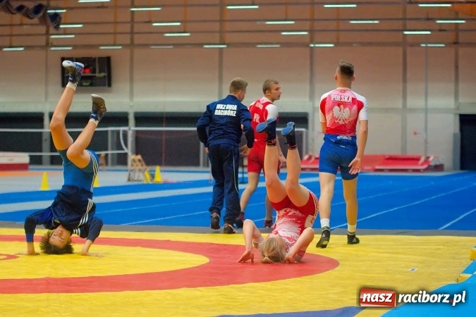 Zdjęcie w galerii na portalu naszraciborz.pl: Streetball, zapasy i badminton, czyli Piknik z Olimpijczykami w hali ZSOMS wiadomości z regionu