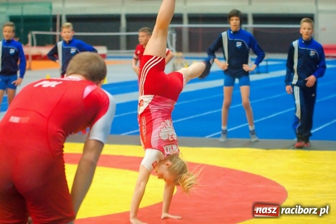 Zdjęcie w galerii na portalu naszraciborz.pl: Streetball, zapasy i badminton, czyli Piknik z Olimpijczykami w hali ZSOMS wiadomości z regionu