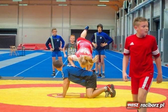 Zdjęcie w galerii na portalu naszraciborz.pl: Streetball, zapasy i badminton, czyli Piknik z Olimpijczykami w hali ZSOMS wiadomości z regionu