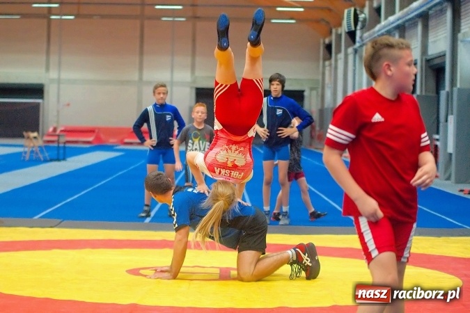 Zdjęcie w galerii na portalu naszraciborz.pl: Streetball, zapasy i badminton, czyli Piknik z Olimpijczykami w hali ZSOMS wiadomości z regionu