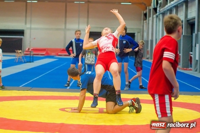 Zdjęcie w galerii na portalu naszraciborz.pl: Streetball, zapasy i badminton, czyli Piknik z Olimpijczykami w hali ZSOMS wiadomości z regionu