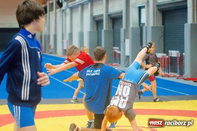 Zdjęcie w galerii na portalu naszraciborz.pl: Streetball, zapasy i badminton, czyli Piknik z Olimpijczykami w hali ZSOMS wiadomości z regionu