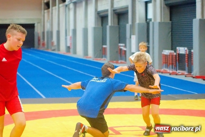 Zdjęcie w galerii na portalu naszraciborz.pl: Streetball, zapasy i badminton, czyli Piknik z Olimpijczykami w hali ZSOMS wiadomości z regionu