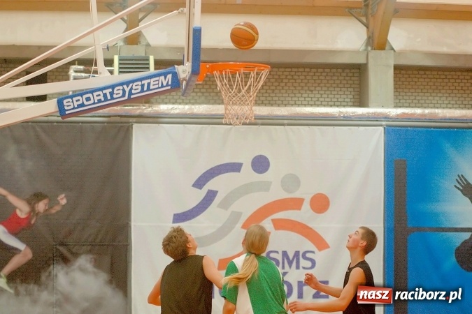 Zdjęcie w galerii na portalu naszraciborz.pl: Streetball, zapasy i badminton, czyli Piknik z Olimpijczykami w hali ZSOMS wiadomości z regionu