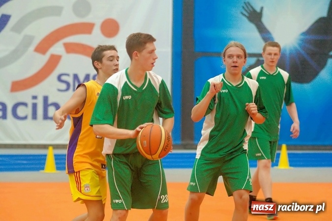 Zdjęcie w galerii na portalu naszraciborz.pl: Streetball, zapasy i badminton, czyli Piknik z Olimpijczykami w hali ZSOMS wiadomości z regionu