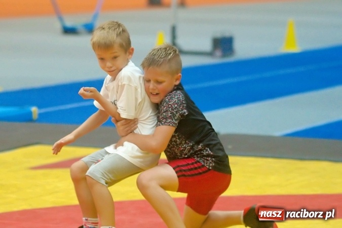 Zdjęcie w galerii na portalu naszraciborz.pl: Streetball, zapasy i badminton, czyli Piknik z Olimpijczykami w hali ZSOMS wiadomości z regionu