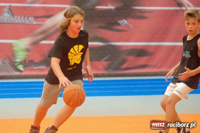 Zdjęcie w galerii na portalu naszraciborz.pl: Streetball, zapasy i badminton, czyli Piknik z Olimpijczykami w hali ZSOMS wiadomości z regionu