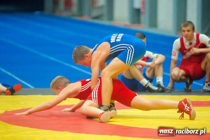 Zdjęcie w galerii na portalu naszraciborz.pl: Streetball, zapasy i badminton, czyli Piknik z Olimpijczykami w hali ZSOMS wiadomości z regionu