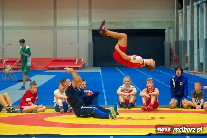 Zdjęcie w galerii na portalu naszraciborz.pl: Streetball, zapasy i badminton, czyli Piknik z Olimpijczykami w hali ZSOMS wiadomości z regionu