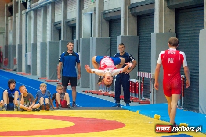 Zdjęcie w galerii na portalu naszraciborz.pl: Streetball, zapasy i badminton, czyli Piknik z Olimpijczykami w hali ZSOMS wiadomości z regionu