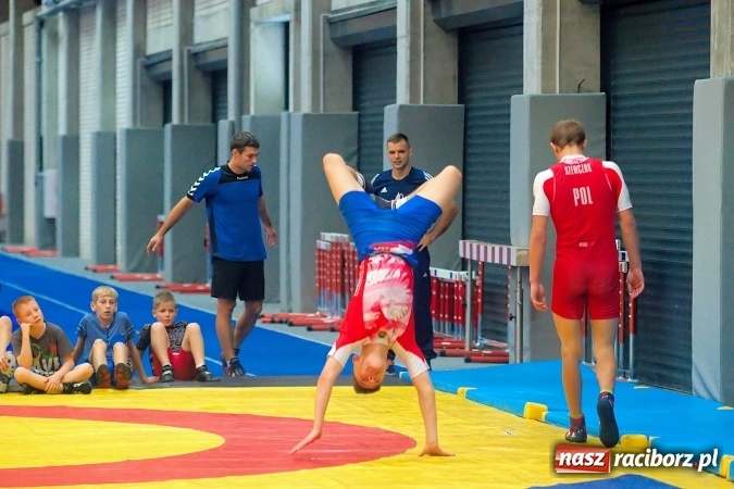 Zdjęcie w galerii na portalu naszraciborz.pl: Streetball, zapasy i badminton, czyli Piknik z Olimpijczykami w hali ZSOMS wiadomości z regionu