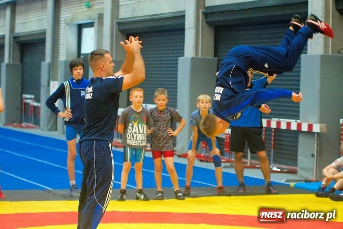 Zdjęcie w galerii na portalu naszraciborz.pl: Streetball, zapasy i badminton, czyli Piknik z Olimpijczykami w hali ZSOMS wiadomości z regionu