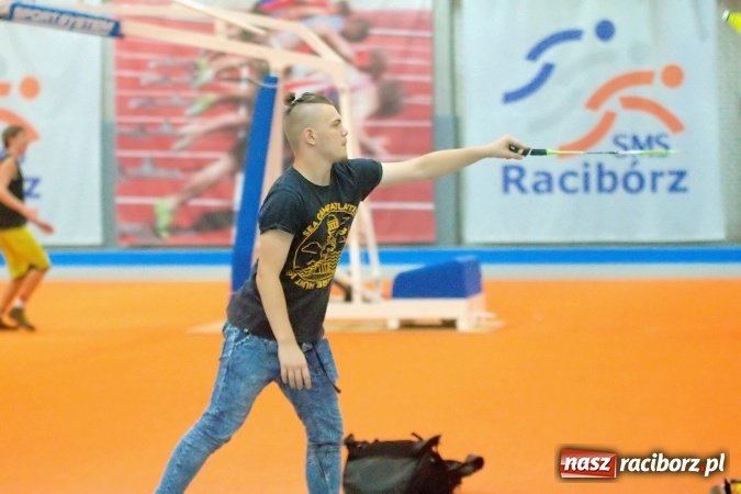 Zdjęcie w galerii na portalu naszraciborz.pl: Streetball, zapasy i badminton, czyli Piknik z Olimpijczykami w hali ZSOMS wiadomości z regionu