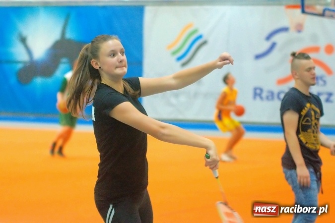 Zdjęcie w galerii na portalu naszraciborz.pl: Streetball, zapasy i badminton, czyli Piknik z Olimpijczykami w hali ZSOMS wiadomości z regionu