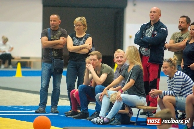 Zdjęcie w galerii na portalu naszraciborz.pl: Streetball, zapasy i badminton, czyli Piknik z Olimpijczykami w hali ZSOMS wiadomości z regionu