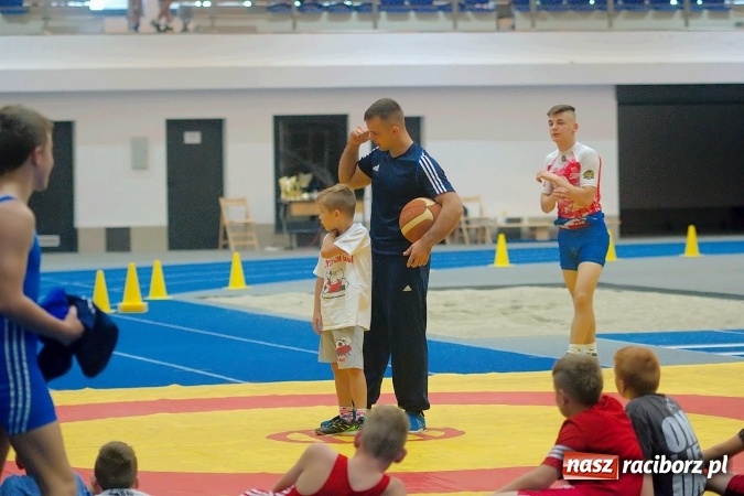 Zdjęcie w galerii na portalu naszraciborz.pl: Streetball, zapasy i badminton, czyli Piknik z Olimpijczykami w hali ZSOMS wiadomości z regionu