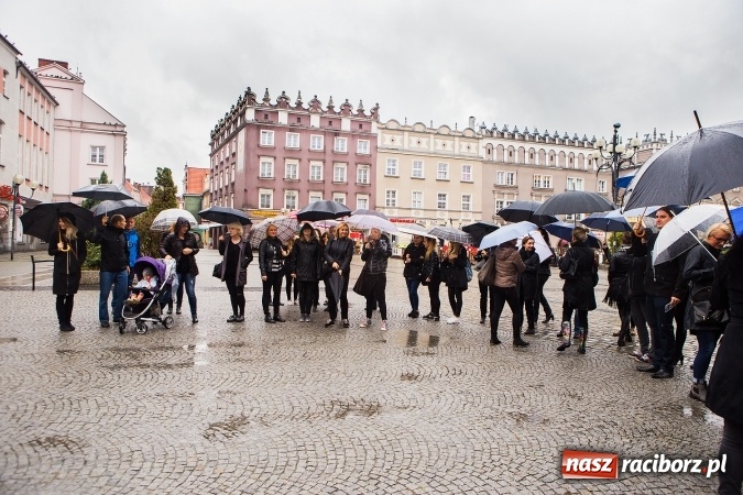 Zdjęcie w galerii na portalu naszraciborz.pl: Czarny poniedziałek - przeciwnicy ustawy antyaborcyjnej zebrali się na raciborskim rynku wiadomości z regionu