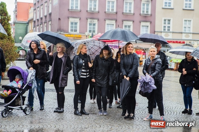 Zdjęcie w galerii na portalu naszraciborz.pl: Czarny poniedziałek - przeciwnicy ustawy antyaborcyjnej zebrali się na raciborskim rynku wiadomości z regionu